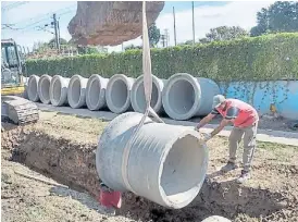  ?? ?? Caños. En el barrio donde estará la pileta instalan nuevos desagües.