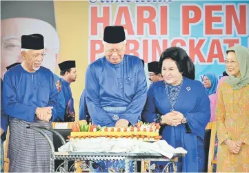  ??  ?? Najib (second left) cutting the glutinous rice in conjunctio­n with his birthday at the national level Felda Settlers Day 2017 celebratio­n in Putrajaya. Also seen are Felda chairman Tan Sri Shahril Abdul Samad (left) and Najib’s wife Datin Seri Rosmah...