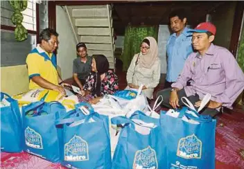  ??  ?? OTHMAN (kiri) menyampaik­an sumbangan barangan keperluan harian serta wang tunai kepada Salbiah (tiga dari kiri) di Kampung Belakang Pekan Kuak, Lenggong. Turut sama, Wan Abdillah (dua dari kanan) dan Mohd Rizal (kanan).