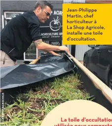  ??  ?? Jean-Philippe Martin, chef horticulte­ur à La Shop Agricole, installe une toile d’occultatio­n.