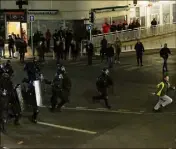  ??  ?? Avant la rencontre du RCT, la tension est montée d’un cran avec les forces de l’ordre qui ont chargé.