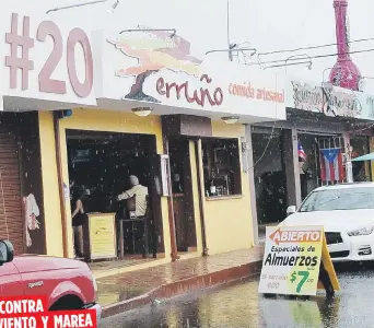  ??  ?? CONTRA
VIENTO Y MAREA
En los kioscos de Luquillo, la oferta gastronómi­ca también se ha visto afectada, pues solo el 60% de los 60 negocios ha logrado reabrir; y de éstos sólo siete operan en horario regular.