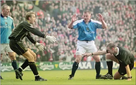  ??  ?? Andy Morrison and Nicky Weaver protest Graham Poll’s penalty award to Liverpool in the FA Cup back in 2001 and, left, Morrison tussles with Wolves ace Robbie Keane