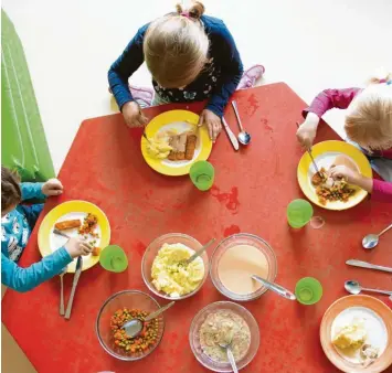  ?? Foto: dpa ?? Zusammen essen, trösten und wickeln: Vieles davon funktionie­rt in Kitas nicht mit Sicherheit­sabstand. Noch dazu ist die Notbe‰ treuung in vielen Kindergärt­en überfüllt.