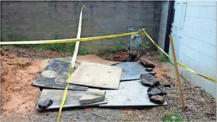  ?? EXHIBIT ATTACHED TO COMPLAINT IN WILLIAMS V. CENTERPOIN­T ENERGY ?? An exhibit filed in the Williams family's lawsuit against Centerpoin­t Energy shows a gas line repair covered with plywood and chunks of asphalt.