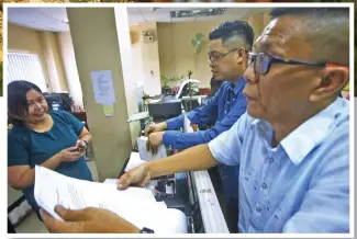  ?? ALDO
NELBERT BANAYNAL ?? A resident of Naga City looks at the enormous damage of the killer landslide that residents blamed on the quarry operations of APO Cement Corporatio­n. Inset, environmen­tal lawyer Benjamin Cabrido files a P4.5 billion law suit on behalf of the victims.