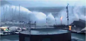  ??  ?? Il momento preciso in cui una gigantesca onda distrugge la diga del Porto Carlo Riva di Rapallo: ci sarà un’indagine della Procura per stabilire se la diga, rialzata nel 2000, fosse stata costruita a regola d’arte.