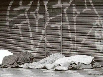  ?? Henrique Barreto/futura Press/folhapress ?? Moradores de rua se protegem do frio na região central da capital, na manhã de ontem; muitos buscam abrigo, mas não conseguem por burocracia da prefeitura; temperatur­as seguem baixas até sexta-feira