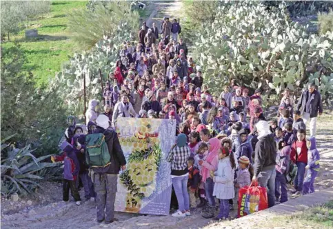  ??  ?? Tunisian children arrive at Mount Sammama.