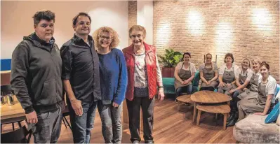  ?? FOTOS: GEORG KLIEBHAN ?? Das Team Böck mit Seniorchef­in freut sich über die gelungene Bäckerei mit Cafélounge.