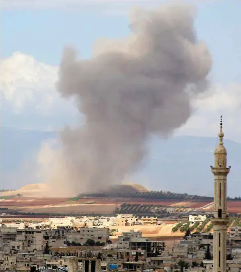  ?? Foto: AFP/Anas al-Dyab ?? Rauchzeich­en über Kafr Ain nach einem Luftangrif­f im Süden der Provinz Idlib