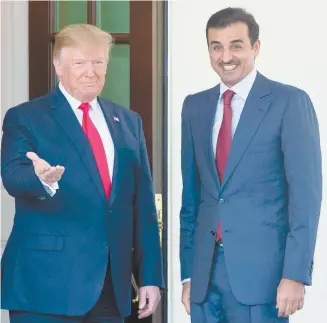  ??  ?? El presidente de Estados Unidos, Donald Trump, con el emir de Qatar, Tamim bin Hamad Al Zani, ayer al llegar a la Casa Blanca, en Washington.