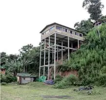  ??  ?? Casa continua em área de risco no bairro Vale do Cuiabá