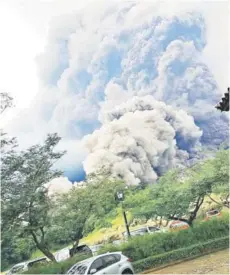  ??  ?? ► Una columna de humo se divisa en el sector de El Rodeo, en Guatemala.