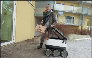  ?? Fot. Raigo Pajula/East News ?? Sześciokoł­owy robot w centrum Tallinna, stolicy Estonii. Omija pieszych, zatrzymuje się na czerwonym świetle, aby w końcu dostarczyć klientom jedzenie zamówione w restauracj­i