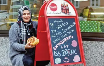  ?? Foto: Franziska Wolfinger ?? Yeliz Kaya hat mit ihrer ungewöhnli­chen Werbetafel einen geschäftli­chen Erfolg erzielt: Der Verkauf von Börek, einer türkischen Spezialitä­t, zog kräftig an.