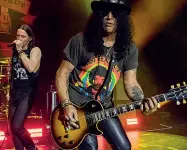  ??  ?? Rock e corpi A sinistra Slash, già chitarrist­a dei Guns ‘n’ Roses A destra, una scena di «Romeo e Giulietta» con Les Ballets de MonteCarlo