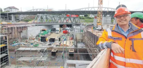  ?? FOTO: LUDGER MÖLLERS ?? Sichtlich zufrieden: Projektlei­ter Stefan Kielbassa auf der Baustelle für die Neubaustre­cke Ulm-Stuttgart am Ulmer Hauptbahnh­of. Gut zu erkennen: das Portal des Albabstieg­stunnels und davor der Trog, in dem die ICE künftig fahren. Darüber: die...