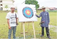  ??  ?? RAFIZAL (kiri) johan Pertanding­an Memanah Terbuka VIP peringkat negeri Sabah. Manakala di kanan adalah Ustaz Haidon Hadi (tempat ketiga).