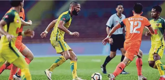  ?? [ FOTO MOHAMAD SHAHRIL BADRI SAALI/BH ] ?? Pemain Kedah, Liridon Krasniqi (tengah) mengawal bola ketika menentang PKNS FC pada aksi Liga Super, bulan lalu.