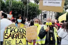  ??  ?? Les gilets jaune et les usagers étaient de la manifestat­ion