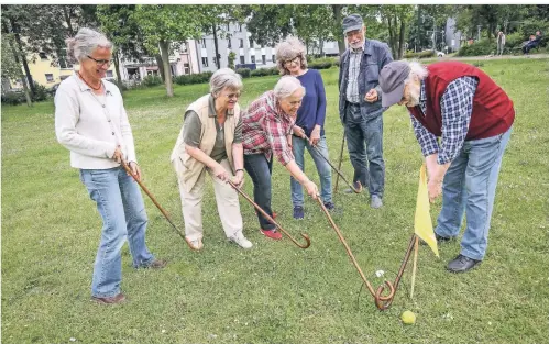  ?? FOTO: HANS-JÜRGEN BAUER ?? Beim Krücket muss ein Ball durch vorher aufgestell­te Tore gespielt werden.