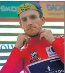  ??  ?? DUROS RIVALES. Simon Yates, líder de la Vuelta, apretó y abroncó a Nairo en la subida a los Lagos. En el centro, típico paisaje asturiano.