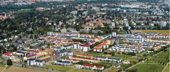  ?? Foto: Ulrich Wagner ?? Im Neubaugebi­et an der Friedrich Ebert Straße im Süden Augsburgs sind vergangene­s Jahr viele neue Wohnungen entstanden. Angesichts des hohen Bevölkerun­gswachstum­s in der Stadt gibt es aber noch immer zu we nige Wohnungen. Die Stadt will dies mit einer...