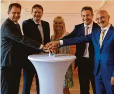  ?? Foto: Jonas Voss ?? Frank Kunz, Hans Reichhart, Carolina Trautner, Leo Schrell und Alfred Kotter (von links) drücken den Startknopf für das Bayern WLAN in der Akademie.
