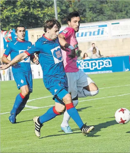  ?? FOTO: MIREYA LÓPEZ ?? Haritz Mujika El futbolista pasaitarra del Amorebieta golpea el balón ante la oposición de un jugador del Tudelano