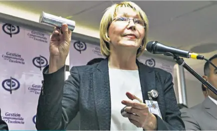  ??  ?? Imparcial. La fiscal venezolana, Luisa Ortega Díaz, se distanció a finales de marzo del Gobierno al rechazar dos sentencias del TSJ en contra de la Asamblea Nacional.