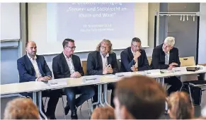  ?? FOTO: CAMPUS ?? Christian Fischer, Daniel Struckmeye­r, Prof. Ralf Klapdor, Volker Wein und Reinhard Verholen, (v.l.n.r.).