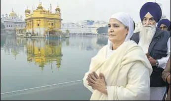  ?? SAMEER SEHGAL/HT ?? KEEPING THE FAITH: Istri Akali Dal leader and former Shiromani Gurdwara Parbandhak Committee president Bibi Jagir Kaur paying obeisance at the Golden Temple in Amritsar on Tuesday after being acquitted in her daughter’s death case.