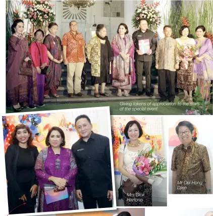  ??  ?? Giving tokens of appreciati­on to the stars of the special event Mrs Giok Hartono Mr Oei Hong Djien