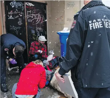  ?? RICHARD LAM/PNG FILES ?? The Vancouver Fire Department Medical Unit responds to an unresponsi­ve man after the injection of a drug in the Downtown Eastside.