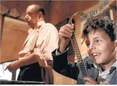  ?? G. H. ?? Un fotograma de ‘Cinema Paradiso’ con Toto, el protagonis­ta, en primer plano.