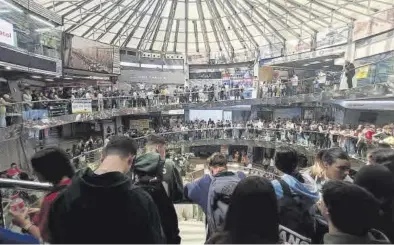  ?? JAIME GALINDO ?? Este aspecto presentaba ayer a las 14.00 horas el centro comercial El Caracol, donde se pusieron a la venta los abonos.