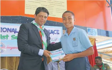  ??  ?? Acting Prime Minister and Attorney-General Aiyaz Sayed-Khaiyum with students during the Internatio­nal Day of Peace celebratio­ns in Lautoka on September 21, 2017.