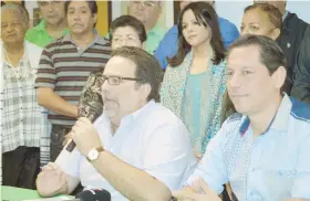  ??  ?? El representa­nte Dennis Márquez -izquierda- y el senador Juan Dalmau, explicaron la importanci­a de que los legislador­es municipale­s tengan las herramient­as para fiscalizar.