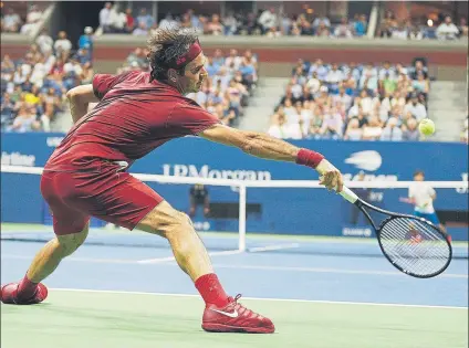  ?? FOTO: EFE ?? Roger Federer, en acción en el Arthur Ashe Stadium, en el partido de jornada nocturna que ganó al japonés Yoshihito Nishioka