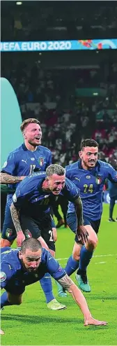  ??  ?? EFE Los jugadores italianos celebran el triunfo en la Eurocopa