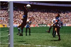  ?? FOTO: IMAGO IMAGES ?? Die Hand Gottes: Maradona schreibt mit seinem eigentlich irreguläre­n Treffer gegen Torwart Peter Shilton 1986 WM-Geschichte.