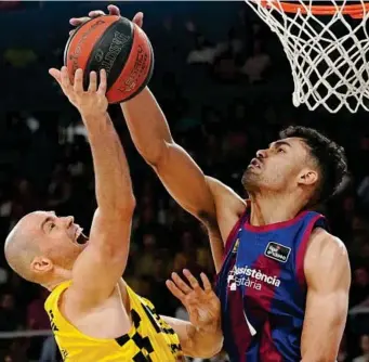  ?? EFE ?? Da Silva tapona a Stevic durante un momento del partido en el Barça y el Lenovo Tenerife,