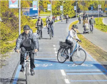  ?? ARCHIVFOTO: OH ?? Nicht überall läuft es so gut wie hier: In Friedrichs­hafen erschließt die Schnellstr­ecke Veloring Teile der Stadt für Zweiradfah­rer. Die Stadt am Bodensee gilt als vorbildlic­h bei der Förderung des Radverkehr­s.