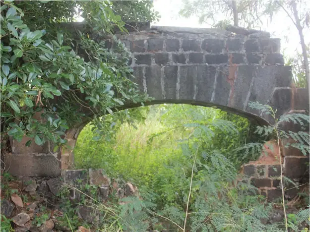  ??  ?? Un ancien aqueduc apportant l’eau au moulin.