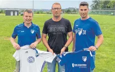  ?? FOTO: SCREENSHOT/VEREIN ?? Der neue Trainer Stefan Kettnaker (umrahmt von Abteilungs­leiter Julius Eggert, links, und Spielleite­r Rüdiger Schmid)