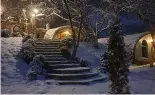  ?? ?? Au coeur de l'hiver, le hameau fantastiqu­e s'est transformé en un pays des merveilles enneigé, pour le plus grand plaisir des invités.