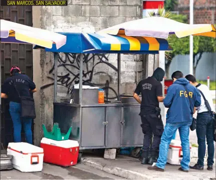  ??  ?? SAN MARCOS, SAN SALVADOR WILLIAM ALFREDO MORALES, DE 23 AÑOS, RECIBIÓ VARIOS DISPAROS AYER EN EL KILÓMETRO 12 DE LA CARRETERA A SAN MARCOS. LA VÍCTIMA SE DEDICABA A VENDER HOT DOGS EN LA ORILLA DE LA CALLE.