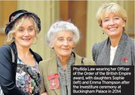  ??  ?? Phyllida Law wearing her Officer of the Order of the British Empire award, with daughters Sophie (left) and Emma Thompson after the Investitur­e ceremony at Buckingham Palace in 2014