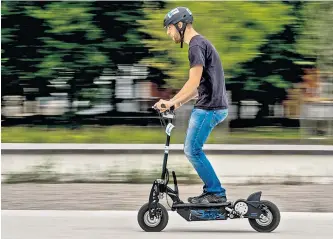  ??  ?? Wien steckt das vergangene Leihradfia­sko noch in den Knochen. Mit Leihelektr­oscootern will man es besser machen. In einem „sanften Start“beginnen zwei US-Unternehme­n, die Nachfrage zu decken.